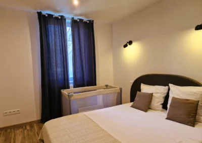 Lit pour bébé pliant disponible dans Le Cottage Bien-Etre Jacuzzi Piscine Chauffée Privée dans le chambre parentale