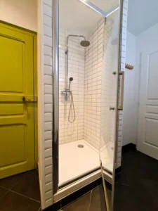 shower ground floor Le Loft vacation rental tarn