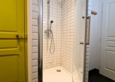 shower ground floor Le Loft vacation rental tarn