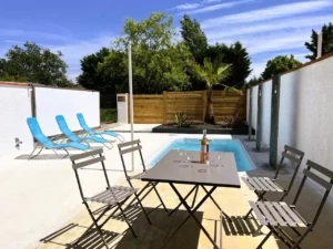 Large terrace with heated pool in Peyrole