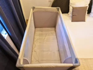 Lit pour bébé parapluie disponible dans Le Cottage Bien-Etre Jacuzzi Piscine Chauffée Privée dans le chambre parentale