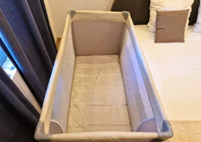 Lit pour bébé parapluie disponible dans Le Cottage Bien-Etre Jacuzzi Piscine Chauffée Privée dans le chambre parentale