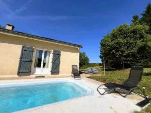 Sunny terrace and heated swimming pool at a gîte in Lisle-sur-Tarn