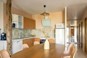 Dining room for 6 overlooking the open kitchen