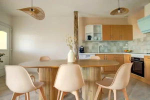 Dining room for 6 overlooking the open kitchen