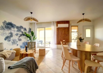 Open-plan living room with sofa bed and view of dining room for 6