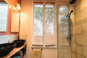 Bathroom Cottage Vigne Rouge holiday rentals booking