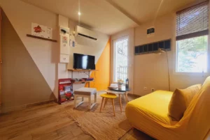 Salon Cottage Loin de l'oeil airbnb rental