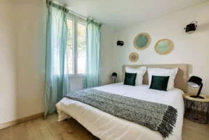 Double bed room Cottage Primeur accommodation airbnb Tarn