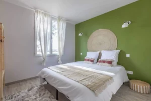 Queen size room Cottage Loin de l'oeil accommodation booking Airbnb